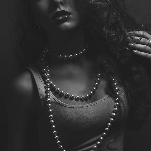 Christina_black_800x1200